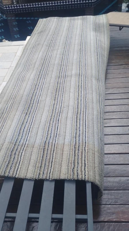 Um tapete com 1,10m de Largura por 2,95m de Comprimento - leilão extrajudicial - Não informado BR - lance mínimo R$ 250