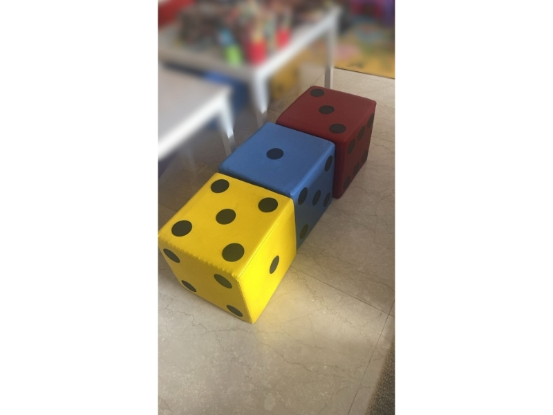 Puffs em forma de dados - Cores amarela azul e vermelha Quan - leilão extrajudicial - Não informado BR - lance mínimo R$ 150