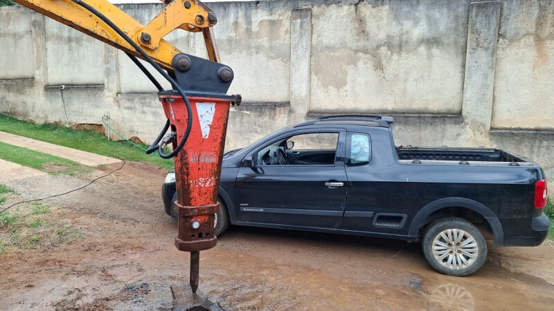 Um rompedor BR825 - Marca Sandvick - Placa para retro JCB 40 - leilão extrajudicial - Não informado BR - lance mínimo R$ 12.000