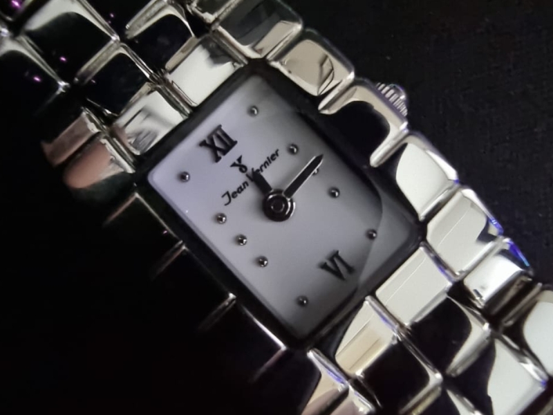 (Ref. D) Quantidade(01 um) Relógio feminíno em aço inox - Pu - leilão extrajudicial - Não informado BR - lance mínimo R$ 300