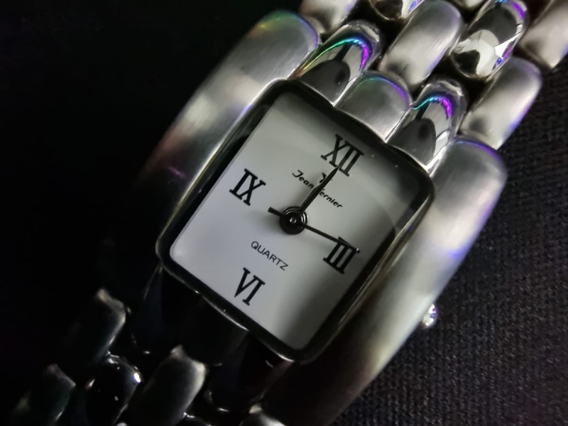 (Ref. E) Quantidade (01 um) Relógio feminíno em aço inox - P - leilão extrajudicial - Não informado BR - lance mínimo R$ 250