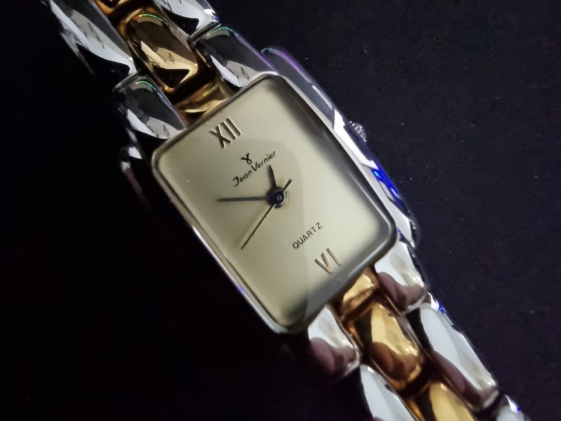 (Ref. F) Quantidade(01 um) Relógio feminíno em aço inox - Pu - leilão extrajudicial - Não informado BR - lance mínimo R$ 200