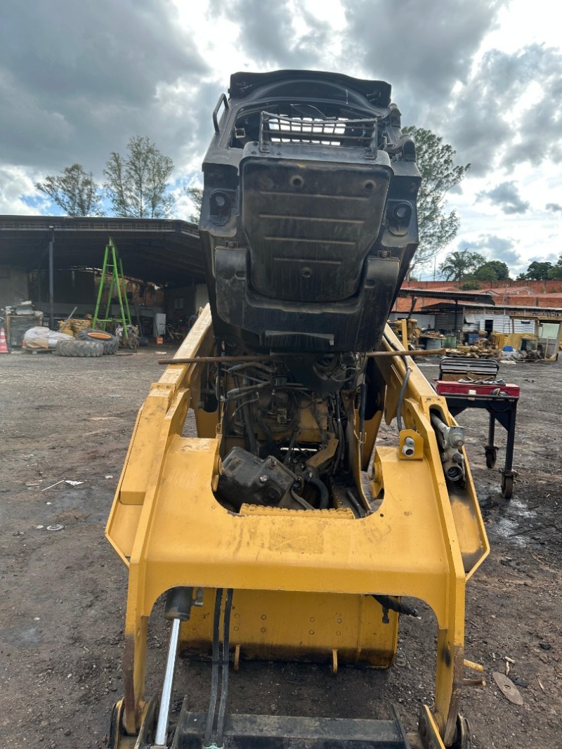 MINI CARREGADEIRA CAT 246D (SEM MOTOR ) - leilão extrajudicial - Não informado BR - lance mínimo R$ 15.000