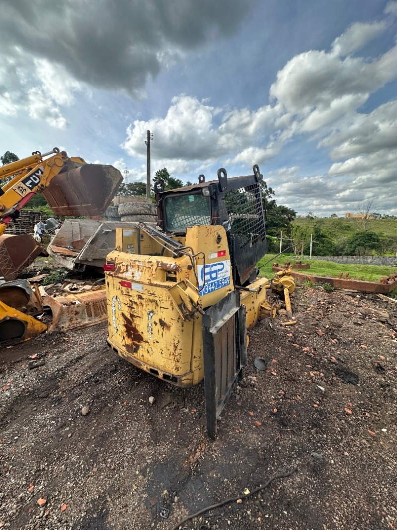 MINI CARREGADEIRA CAT 226 (SEM MOTOR ) - leilão extrajudicial - Não informado BR - lance mínimo R$ 15.000