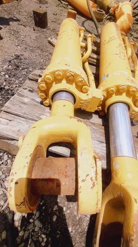 PISTÃO KOMATSU WA 320 LEVANTE - leilão extrajudicial - Não informado BR - lance mínimo R$ 1.000