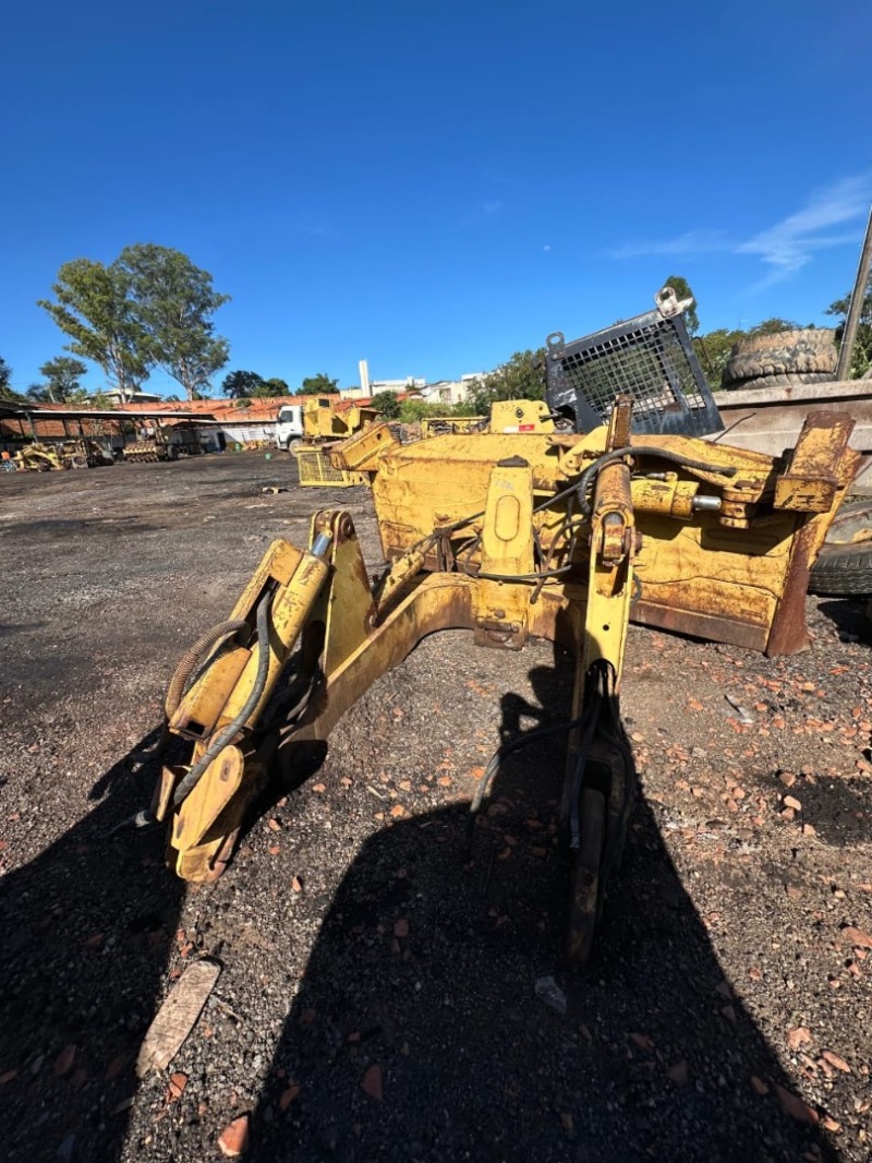 CONJUNTO DE LAMINA COMPLETO ARTICULADA D6M , PARA ADAPTAÇAO - leilão extrajudicial - Não informado BR - lance mínimo R$ 20.000