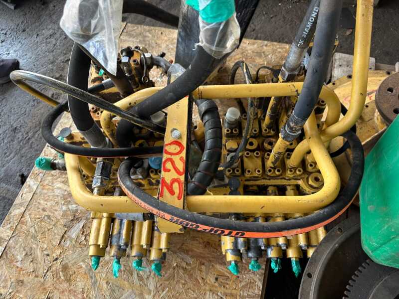 COMANDO HIDRAULICO CAT 320D - leilão extrajudicial - Não informado BR - lance mínimo R$ 5.000