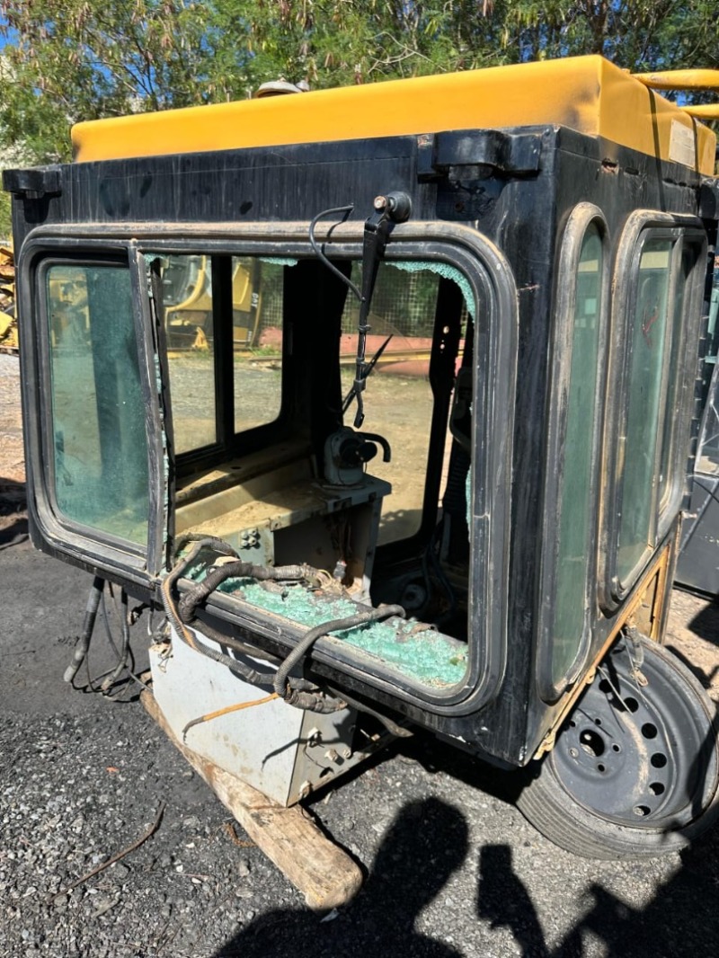 CABINE CAT D6T(VAZIA) - leilão extrajudicial - Não informado BR - lance mínimo R$ 15.000