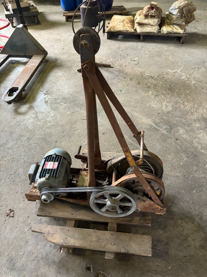 Guincho para Carga - Quantidade: 01 - Marca T.E.M. - Nº Seri - leilão extrajudicial - Não informado BR - lance mínimo R$ 480