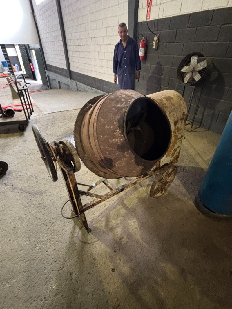 Betoneira com Capacidade 150L - Quantidade: 01 - Com Motor - leilão extrajudicial - Não informado BR - lance mínimo R$ 200