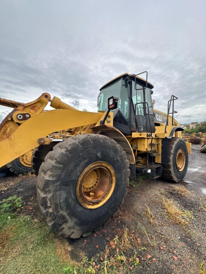 Uma Pá Carregadeira - Modelo 966H - Marca Carterpillar - Nº - leilão extrajudicial - Não informado BR - lance mínimo R$ 215.000