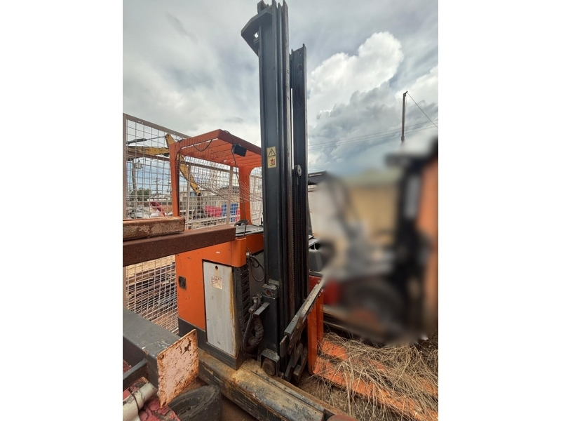 Uma empilhadeira - Com Garfo e Torre Alta - Possui Baterias - leilão extrajudicial - Não informado BR - lance mínimo R$ 2.900